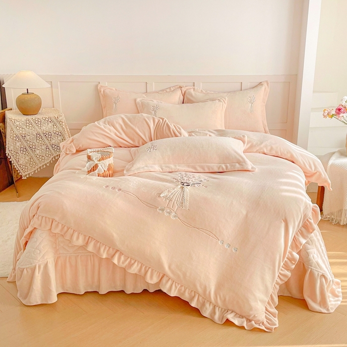 91家纺网 家纺一手货源 找家纺 （总）金绣美居 2025新款加厚牛奶绒韩版床盖款绣花手工花保暖四件套-白茶