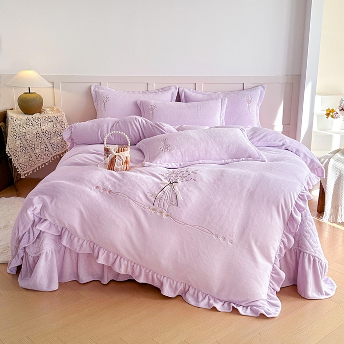 91家纺网 家纺一手货源 找家纺 （总）金绣美居 2025新款加厚牛奶绒韩版床盖款绣花手工花保暖四件套-白茶