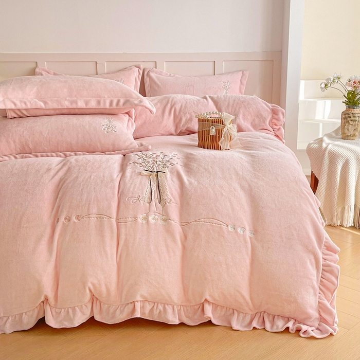 91家纺网 家纺一手货源 找家纺 （总）金绣美居 2025新款加厚牛奶绒韩版床盖款绣花手工花保暖四件套-白茶