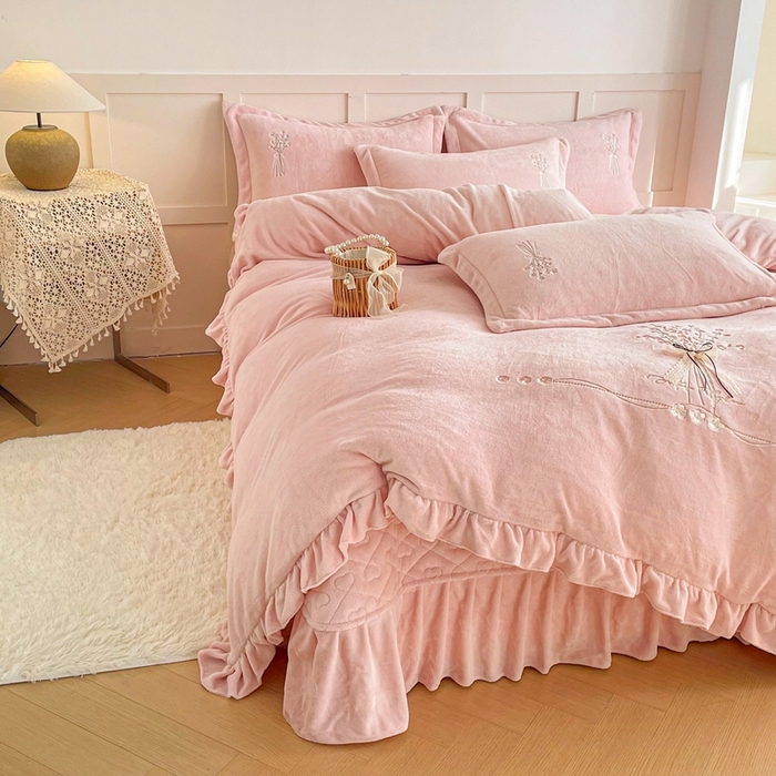 91家纺网 家纺一手货源 找家纺 （总）金绣美居 2025新款加厚牛奶绒韩版床盖款绣花手工花保暖四件套-白茶