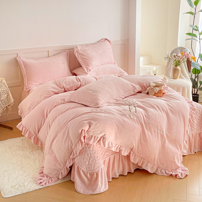 91家纺网 家纺一手货源 找家纺 （总）金绣美居 2025新款加厚牛奶绒韩版床盖款绣花手工花保暖四件套-白茶