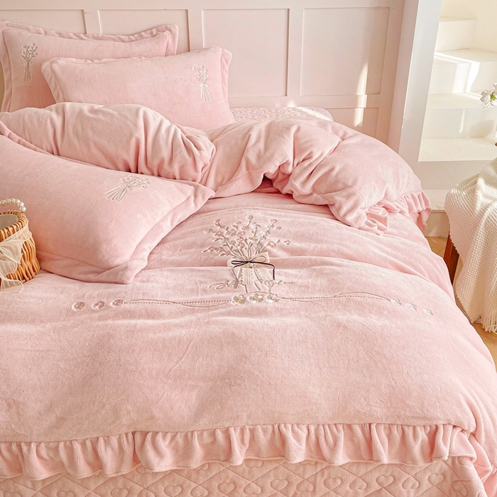 91家纺网 家纺一手货源 找家纺 （总）金绣美居 2025新款加厚牛奶绒韩版床盖款绣花手工花保暖四件套-白茶