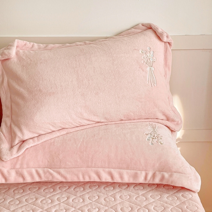 91家纺网 家纺一手货源 找家纺 （总）金绣美居 2025新款加厚牛奶绒韩版床盖款绣花手工花保暖四件套-白茶