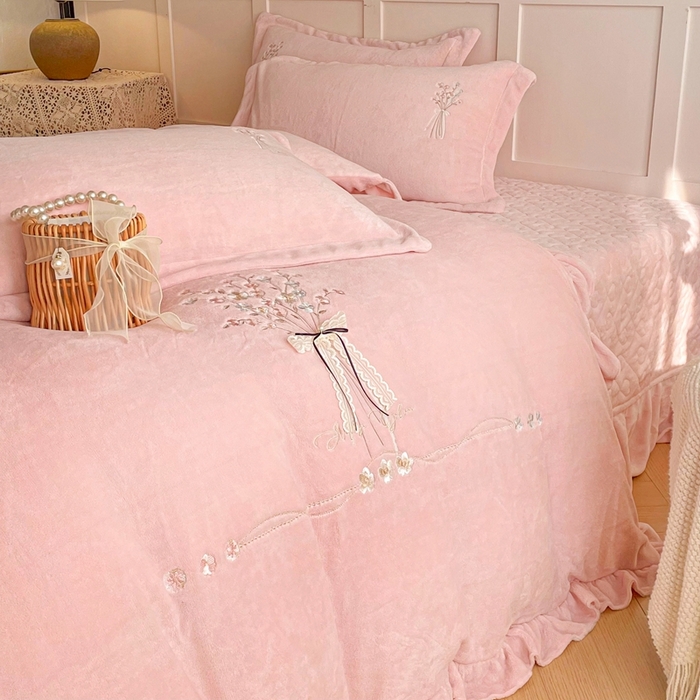 91家纺网 家纺一手货源 找家纺 （总）金绣美居 2025新款加厚牛奶绒韩版床盖款绣花手工花保暖四件套-白茶