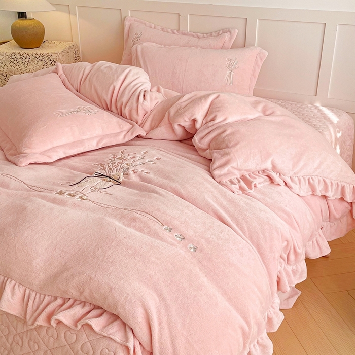 91家纺网 家纺一手货源 找家纺 （总）金绣美居 2025新款加厚牛奶绒韩版床盖款绣花手工花保暖四件套-白茶