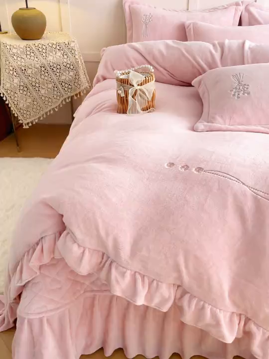 91家纺网 家纺一手货源 找家纺 （总）金绣美居 2025新款加厚牛奶绒韩版床盖款绣花手工花保暖四件套-白茶