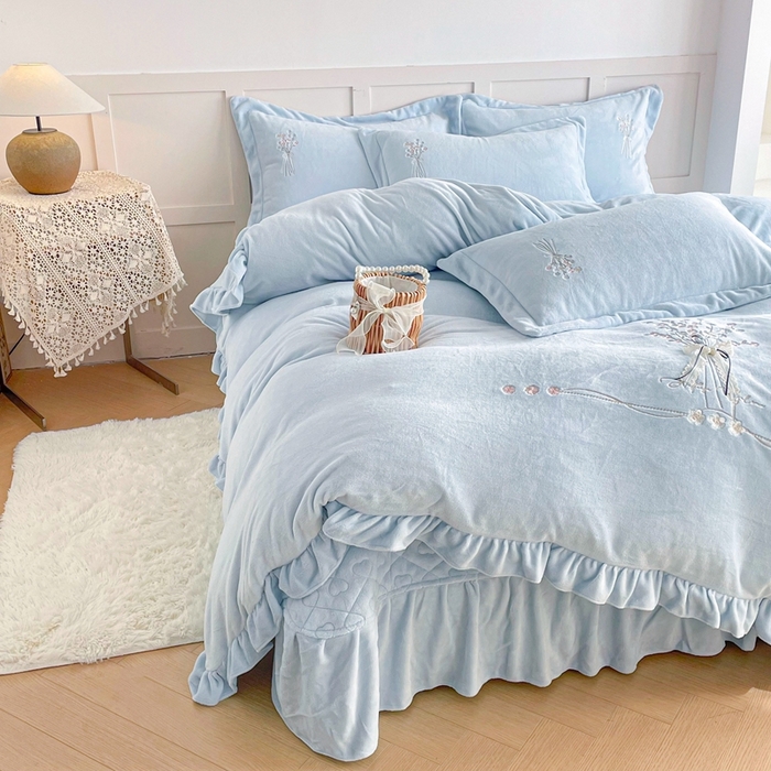 91家纺网 家纺一手货源 找家纺 金绣美居 2025新款加厚牛奶绒韩版床盖款绣花手工花保暖四件套-白茶 蓝色