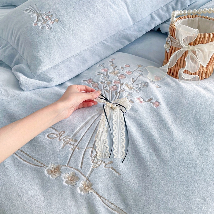 91家纺网 家纺一手货源 找家纺 金绣美居 2025新款加厚牛奶绒韩版床盖款绣花手工花保暖四件套-白茶 蓝色
