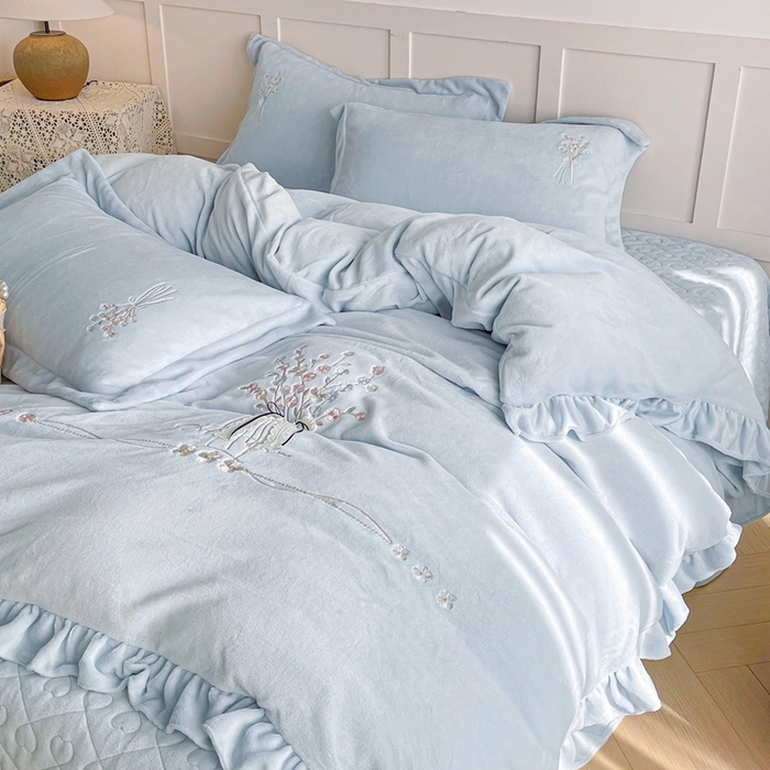 91家纺网 家纺一手货源 找家纺 金绣美居 2025新款加厚牛奶绒韩版床盖款绣花手工花保暖四件套-白茶 蓝色