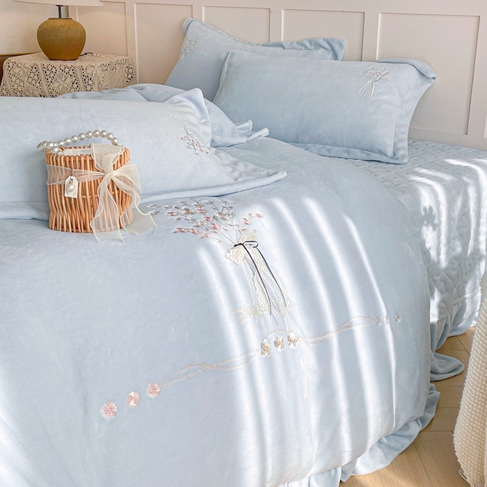 91家纺网 家纺一手货源 找家纺 金绣美居 2025新款加厚牛奶绒韩版床盖款绣花手工花保暖四件套-白茶 蓝色
