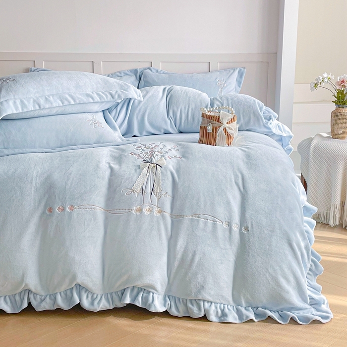 91家纺网 家纺一手货源 找家纺 金绣美居 2025新款加厚牛奶绒韩版床盖款绣花手工花保暖四件套-白茶 蓝色
