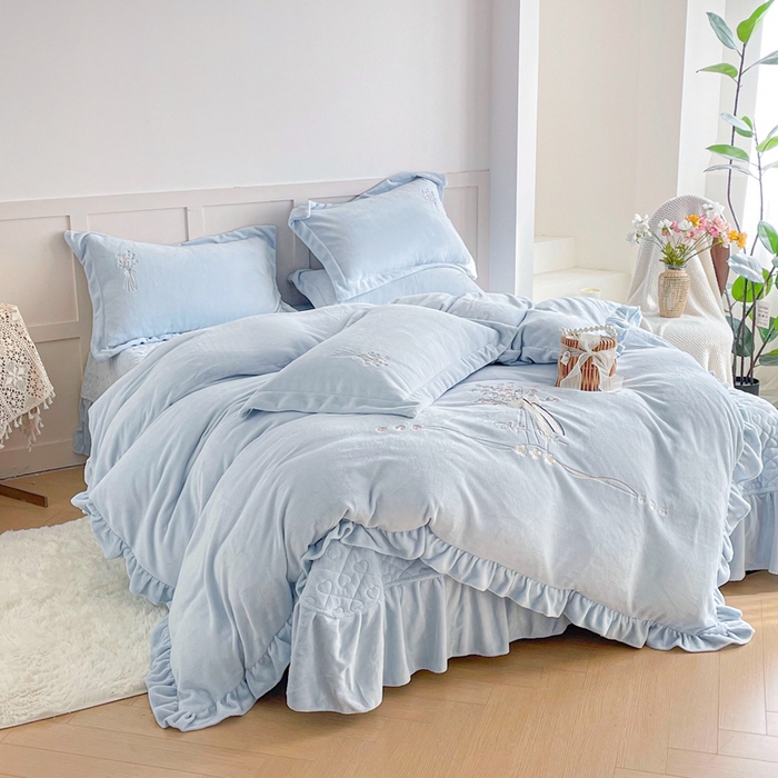 91家纺网 家纺一手货源 找家纺 金绣美居 2025新款加厚牛奶绒韩版床盖款绣花手工花保暖四件套-白茶 蓝色