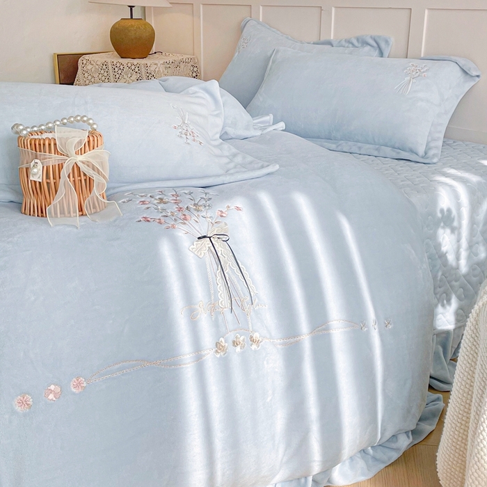 91家纺网 家纺一手货源 找家纺 金绣美居 2025新款加厚牛奶绒韩版床盖款绣花手工花保暖四件套-白茶 蓝色