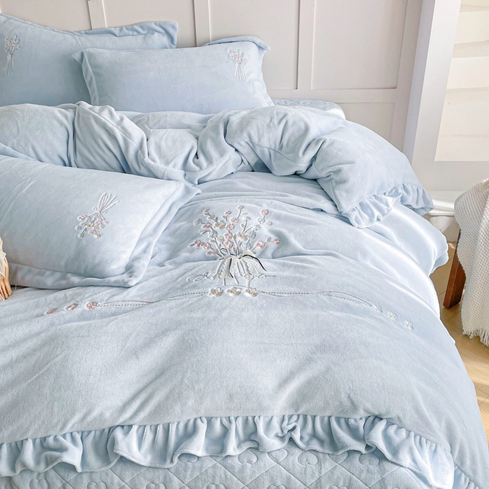 91家纺网 家纺一手货源 找家纺 金绣美居 2025新款加厚牛奶绒韩版床盖款绣花手工花保暖四件套-白茶 蓝色