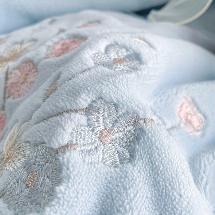 91家纺网 家纺一手货源 找家纺 金绣美居 2025新款加厚牛奶绒韩版床盖款绣花手工花保暖四件套-白茶 蓝色