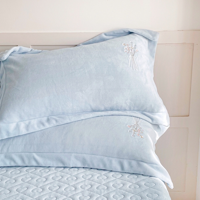 91家纺网 家纺一手货源 找家纺 金绣美居 2025新款加厚牛奶绒韩版床盖款绣花手工花保暖四件套-白茶 蓝色