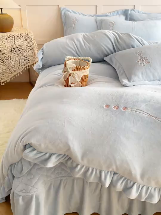 91家纺网 家纺一手货源 找家纺 金绣美居 2025新款加厚牛奶绒韩版床盖款绣花手工花保暖四件套-白茶 蓝色