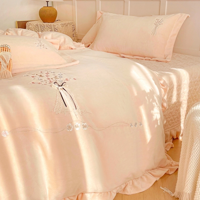 91家纺网 家纺一手货源 找家纺 金绣美居 2025新款加厚牛奶绒韩版床盖款绣花手工花保暖四件套-白茶 奶昔