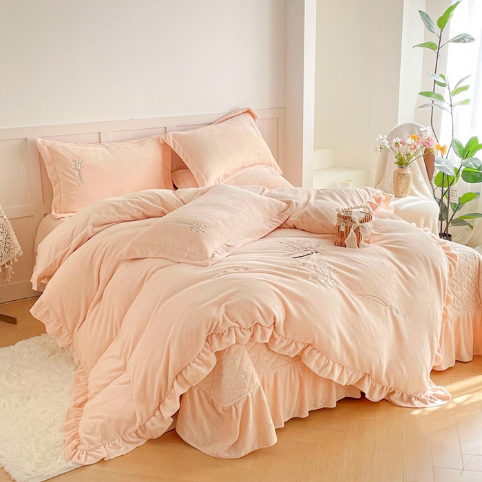 91家纺网 家纺一手货源 找家纺 金绣美居 2025新款加厚牛奶绒韩版床盖款绣花手工花保暖四件套-白茶 奶昔