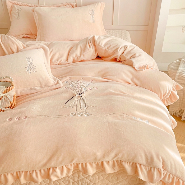 91家纺网 家纺一手货源 找家纺 金绣美居 2025新款加厚牛奶绒韩版床盖款绣花手工花保暖四件套-白茶 奶昔