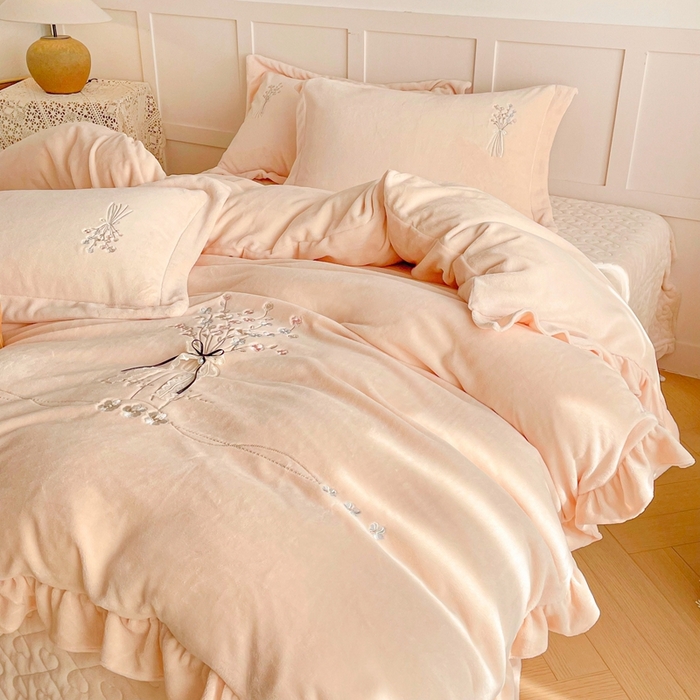 91家纺网 家纺一手货源 找家纺 金绣美居 2025新款加厚牛奶绒韩版床盖款绣花手工花保暖四件套-白茶 奶昔