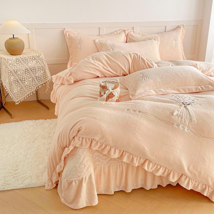 91家纺网 家纺一手货源 找家纺 金绣美居 2025新款加厚牛奶绒韩版床盖款绣花手工花保暖四件套-白茶 奶昔