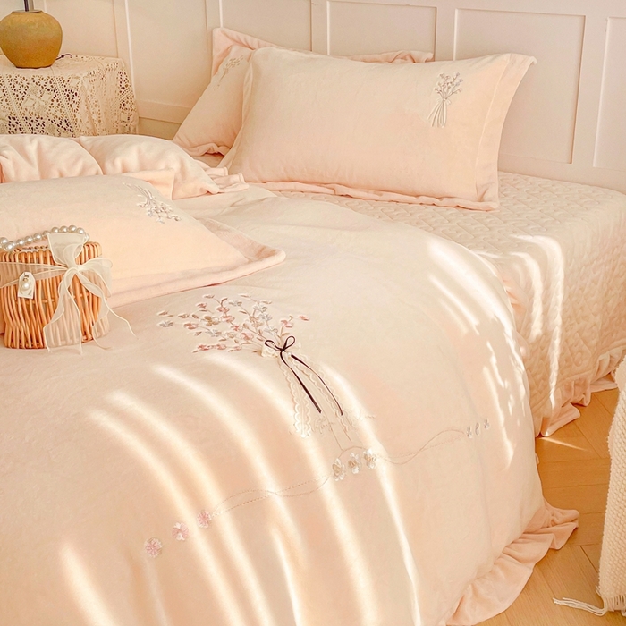 91家纺网 家纺一手货源 找家纺 金绣美居 2025新款加厚牛奶绒韩版床盖款绣花手工花保暖四件套-白茶 奶昔