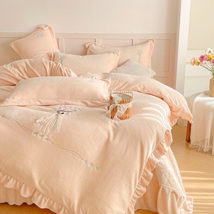 91家纺网 家纺一手货源 找家纺 金绣美居 2025新款加厚牛奶绒韩版床盖款绣花手工花保暖四件套-白茶 奶昔