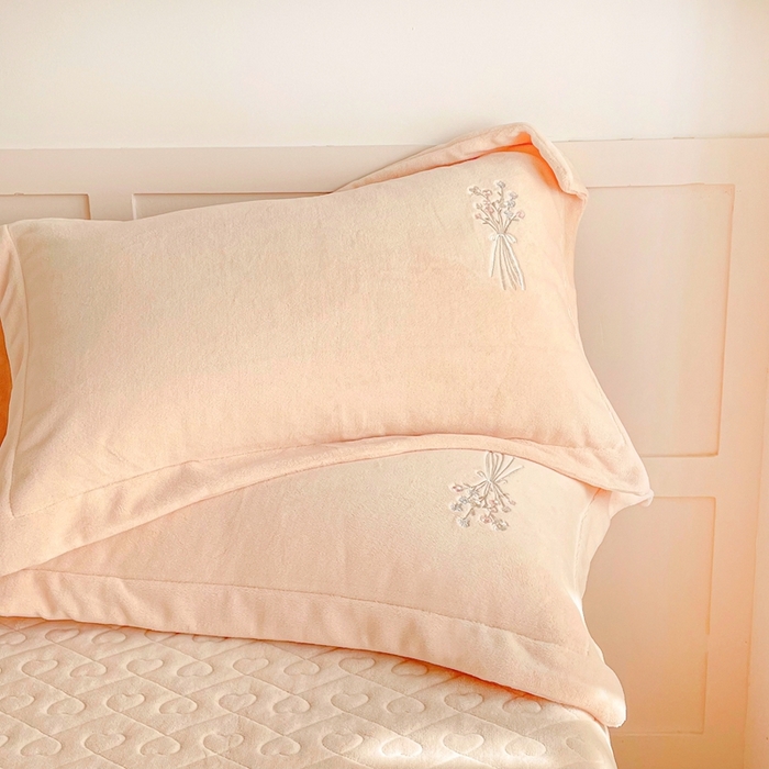 91家纺网 家纺一手货源 找家纺 金绣美居 2025新款加厚牛奶绒韩版床盖款绣花手工花保暖四件套-白茶 奶昔