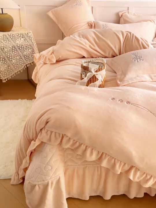 91家纺网 家纺一手货源 找家纺 金绣美居 2025新款加厚牛奶绒韩版床盖款绣花手工花保暖四件套-白茶 奶昔