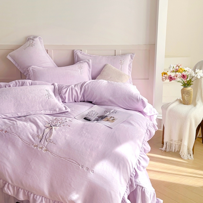 91家纺网 家纺一手货源 找家纺 金绣美居 2025新款加厚牛奶绒韩版床盖款绣花手工花保暖四件套-白茶 紫色