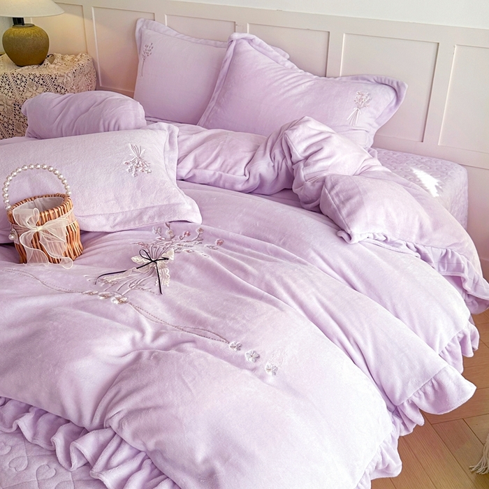91家纺网 家纺一手货源 找家纺 金绣美居 2025新款加厚牛奶绒韩版床盖款绣花手工花保暖四件套-白茶 紫色