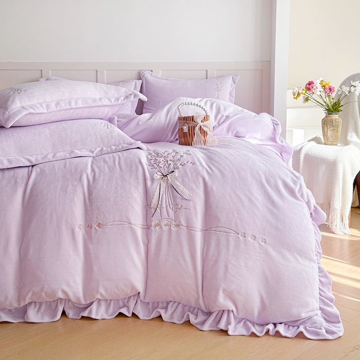 91家纺网 家纺一手货源 找家纺 金绣美居 2025新款加厚牛奶绒韩版床盖款绣花手工花保暖四件套-白茶 紫色