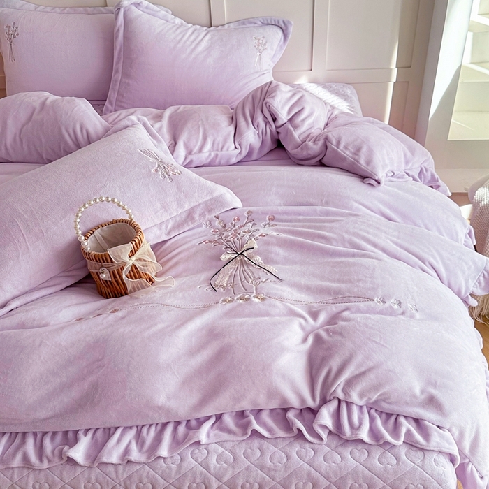 91家纺网 家纺一手货源 找家纺 金绣美居 2025新款加厚牛奶绒韩版床盖款绣花手工花保暖四件套-白茶 紫色