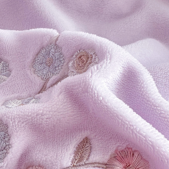 91家纺网 家纺一手货源 找家纺 金绣美居 2025新款加厚牛奶绒韩版床盖款绣花手工花保暖四件套-白茶 紫色