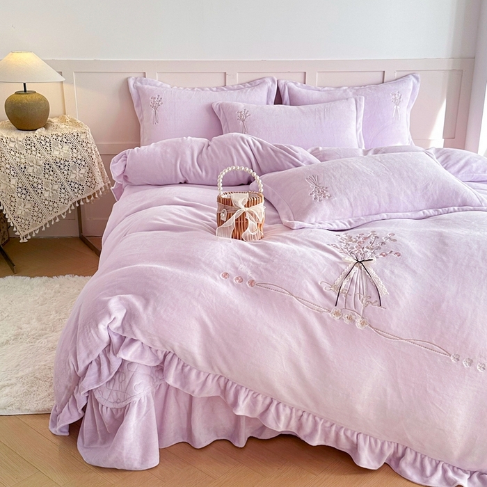 91家纺网 家纺一手货源 找家纺 金绣美居 2025新款加厚牛奶绒韩版床盖款绣花手工花保暖四件套-白茶 紫色