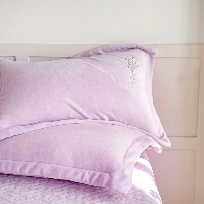 91家纺网 家纺一手货源 找家纺 金绣美居 2025新款加厚牛奶绒韩版床盖款绣花手工花保暖四件套-白茶 紫色