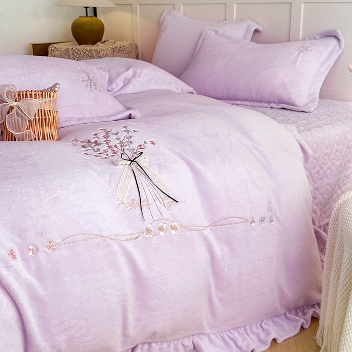 91家纺网 家纺一手货源 找家纺 金绣美居 2025新款加厚牛奶绒韩版床盖款绣花手工花保暖四件套-白茶 紫色