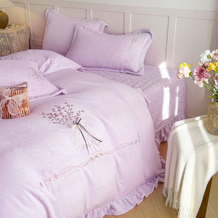 91家纺网 家纺一手货源 找家纺 金绣美居 2025新款加厚牛奶绒韩版床盖款绣花手工花保暖四件套-白茶 紫色