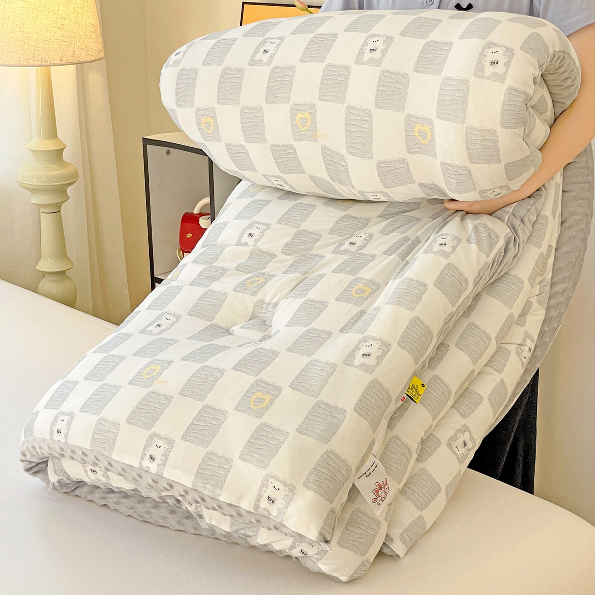 91家纺网 家纺一手货源 找家纺 小叮当家纺仓储工厂店 2025新款A类母婴级宝宝被子牛奶丝针织棉豆豆被豆豆被子儿童婴童大豆被精品买家秀 方格熊