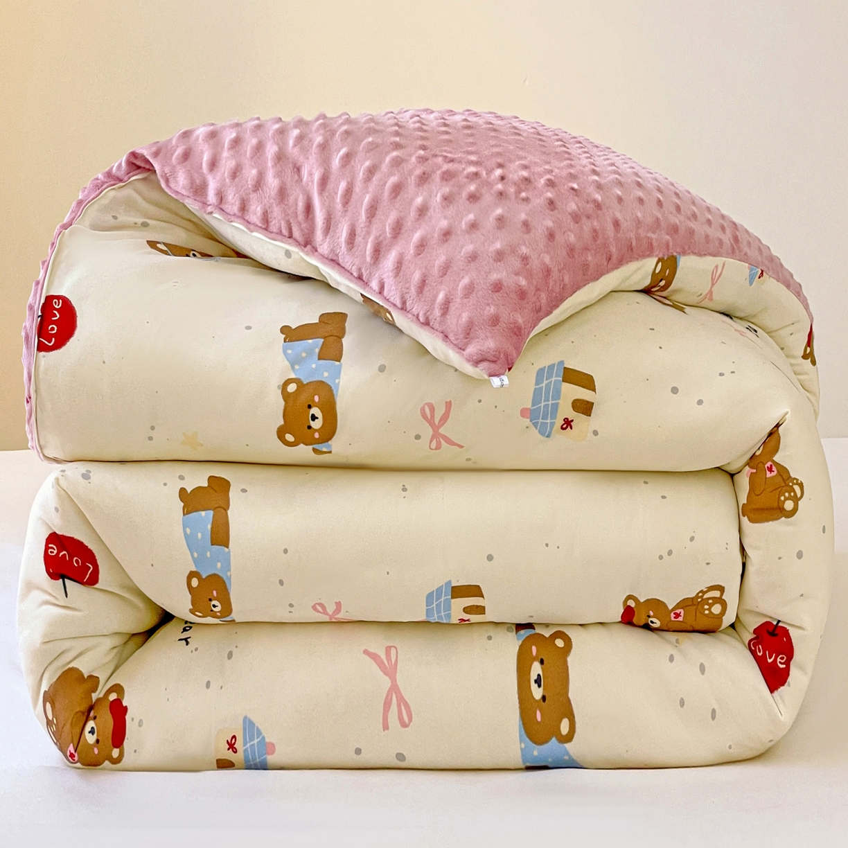 91家纺网 家纺一手货源 找家纺 小叮当家纺仓储工厂店 2025新款A类母婴级宝宝被子牛奶丝针织棉豆豆被豆豆被子儿童婴童大豆被精品买家秀 蛋糕熊