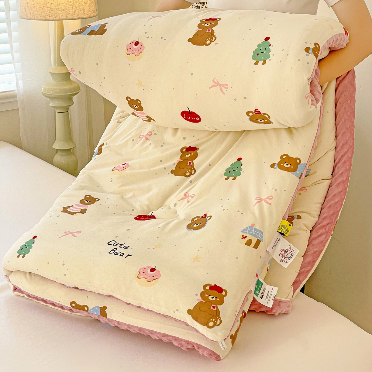 91家纺网 家纺一手货源 找家纺 小叮当家纺仓储工厂店 2025新款A类母婴级宝宝被子牛奶丝针织棉豆豆被豆豆被子儿童婴童大豆被精品买家秀 蛋糕熊