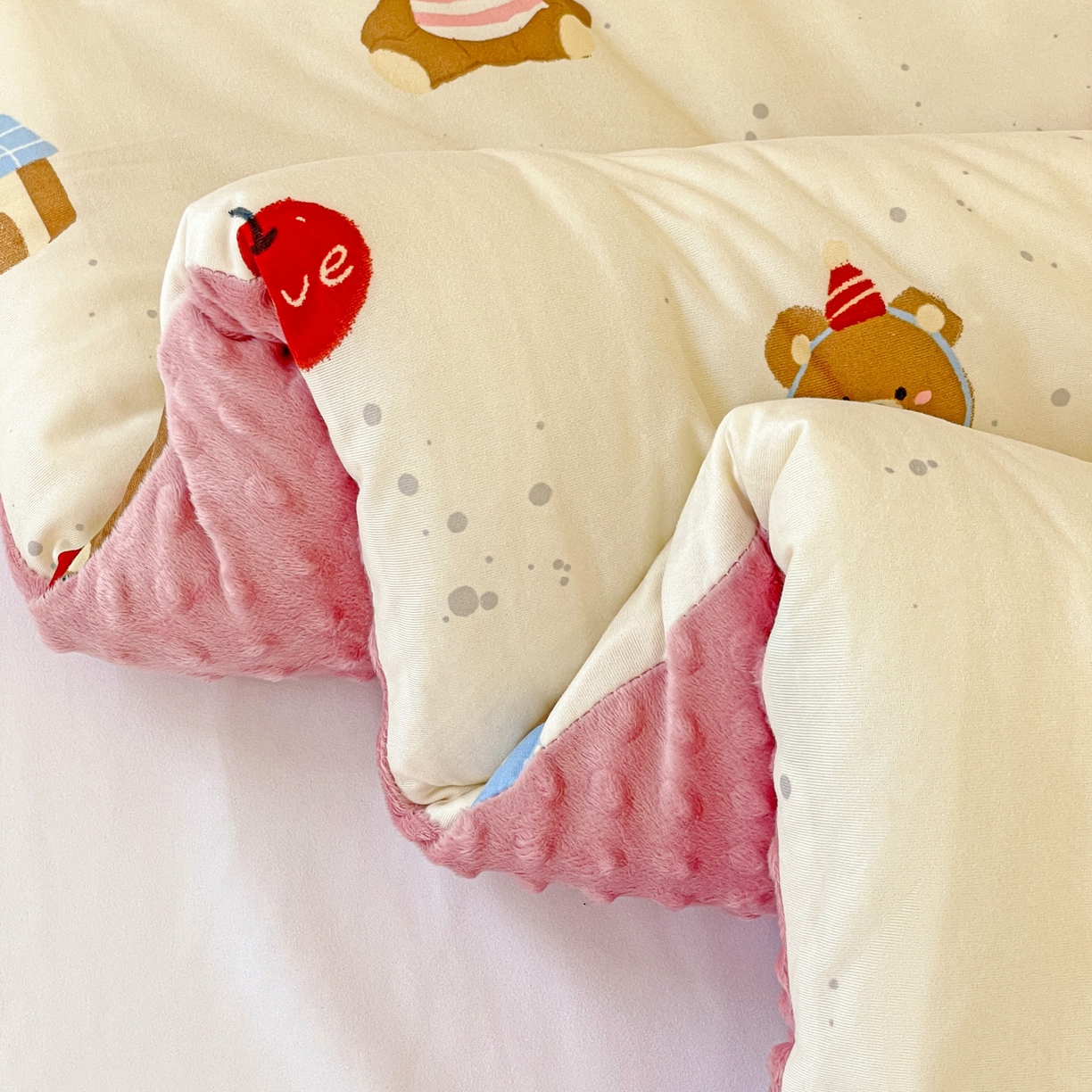 91家纺网 家纺一手货源 找家纺 小叮当家纺仓储工厂店 2025新款A类母婴级宝宝被子牛奶丝针织棉豆豆被豆豆被子儿童婴童大豆被精品买家秀 蛋糕熊