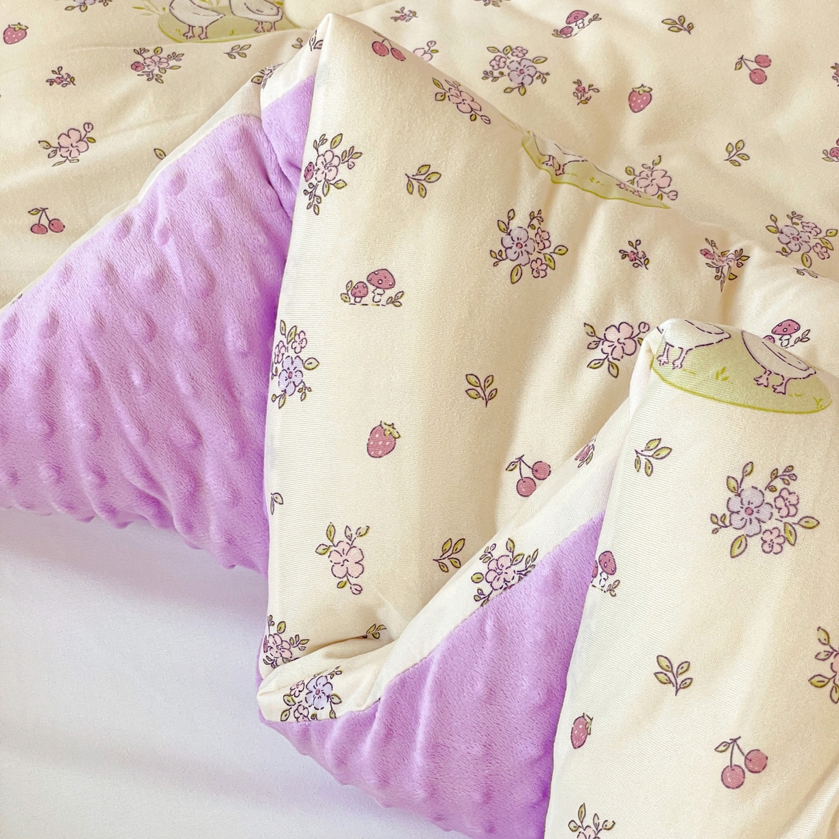 91家纺网 家纺一手货源 找家纺 小叮当家纺仓储工厂店 2025新款A类母婴级宝宝被子牛奶丝针织棉豆豆被豆豆被子儿童婴童大豆被精品买家秀 紫色小花