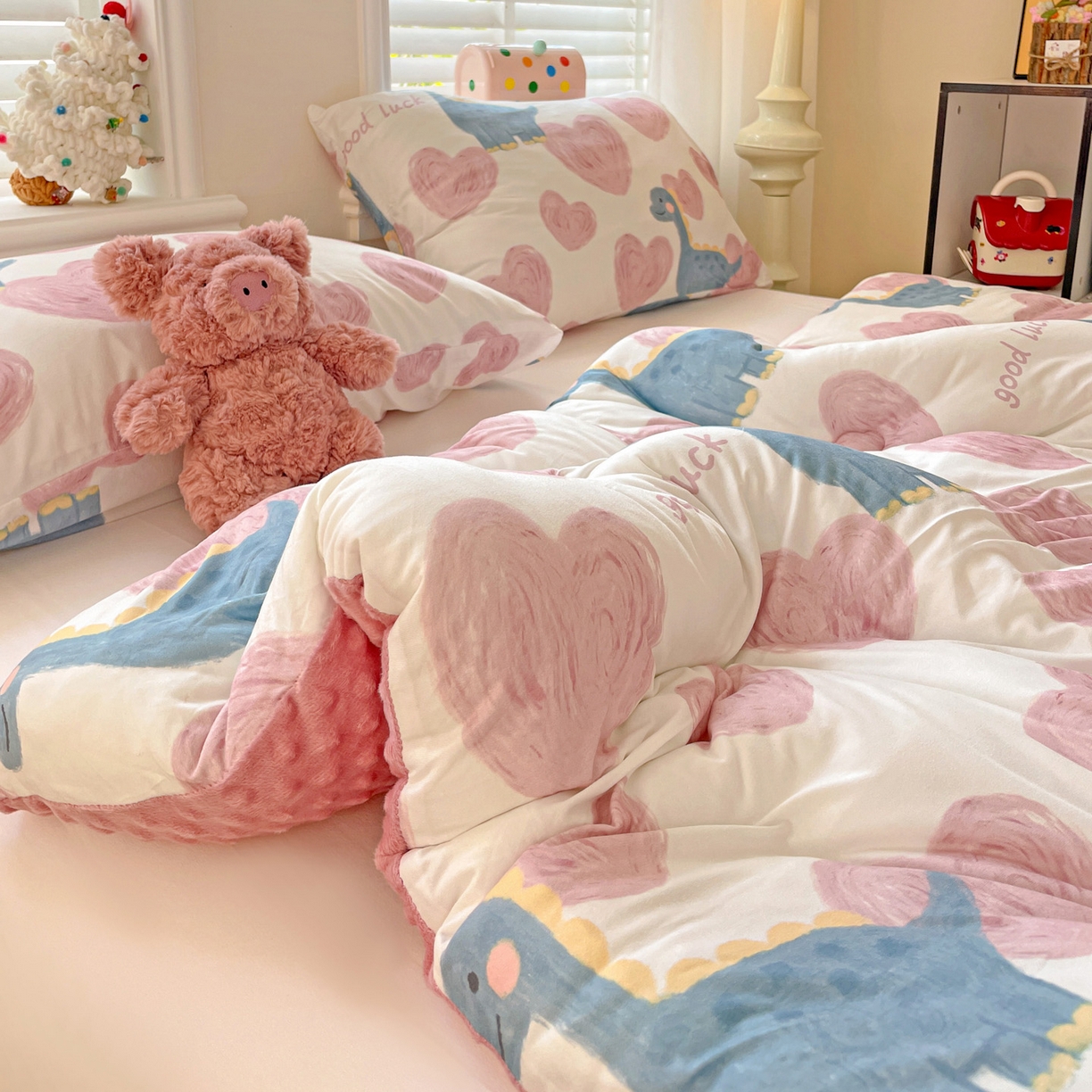 91家纺网 家纺一手货源 找家纺 小叮当家纺仓储工厂店 2025新款A类母婴级宝宝被子牛奶丝针织棉豆豆被豆豆被子儿童婴童大豆被精品买家秀 爱心恐龙