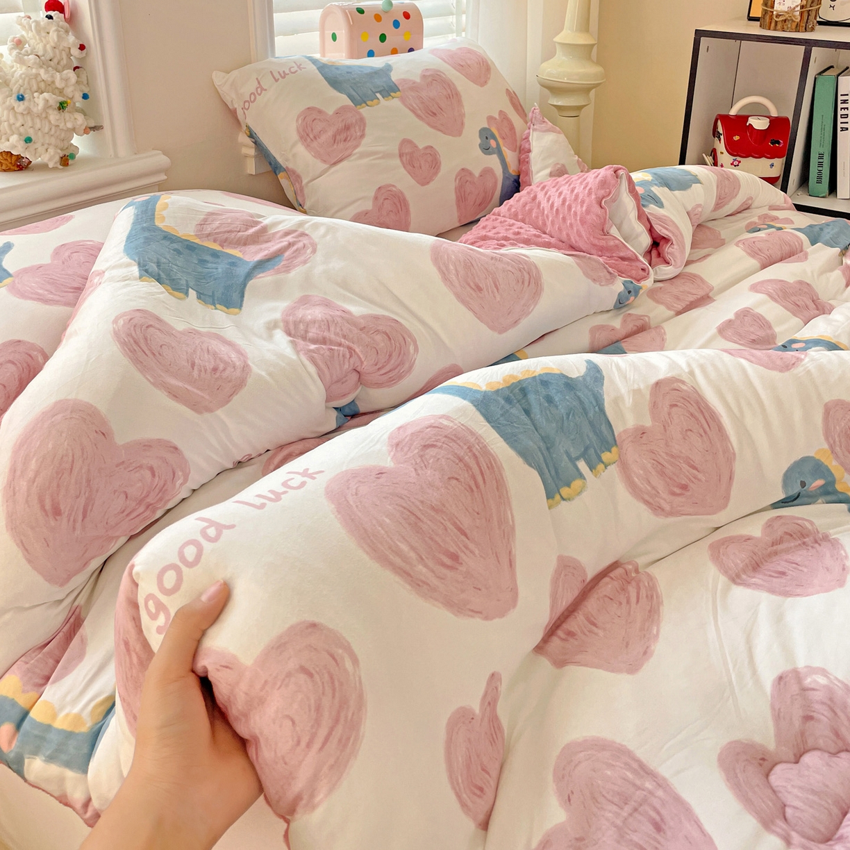 91家纺网 家纺一手货源 找家纺 小叮当家纺仓储工厂店 2025新款A类母婴级宝宝被子牛奶丝针织棉豆豆被豆豆被子儿童婴童大豆被精品买家秀 爱心恐龙