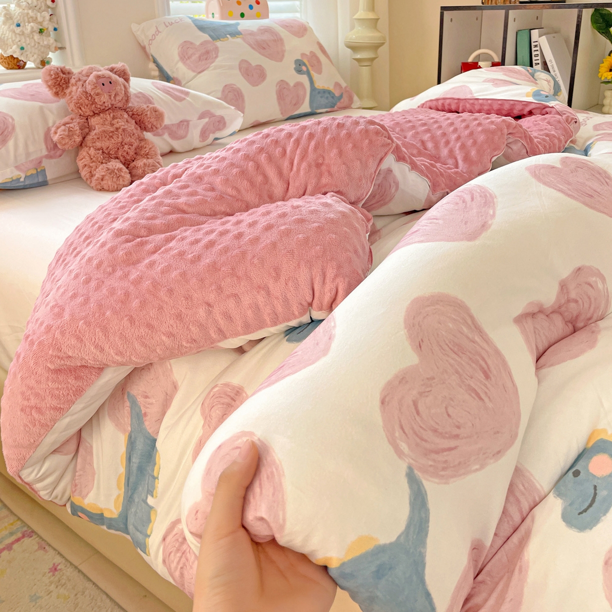 91家纺网 家纺一手货源 找家纺 小叮当家纺仓储工厂店 2025新款A类母婴级宝宝被子牛奶丝针织棉豆豆被豆豆被子儿童婴童大豆被精品买家秀 爱心恐龙