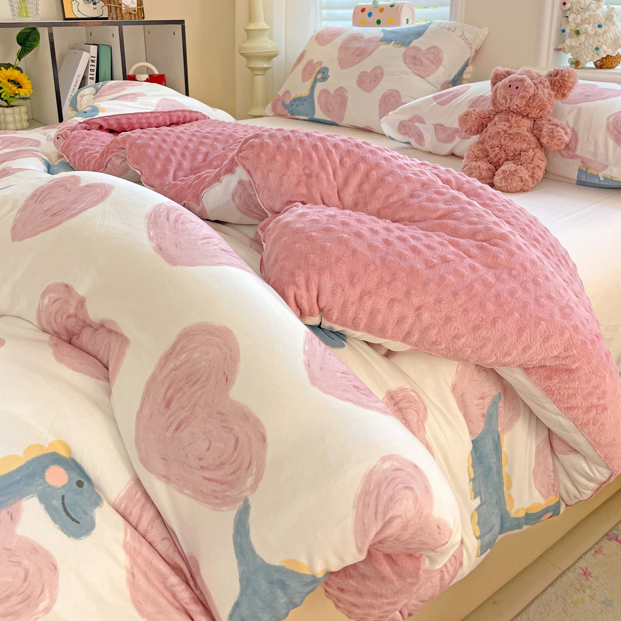 91家纺网 家纺一手货源 找家纺 小叮当家纺仓储工厂店 2025新款A类母婴级宝宝被子牛奶丝针织棉豆豆被豆豆被子儿童婴童大豆被精品买家秀 爱心恐龙