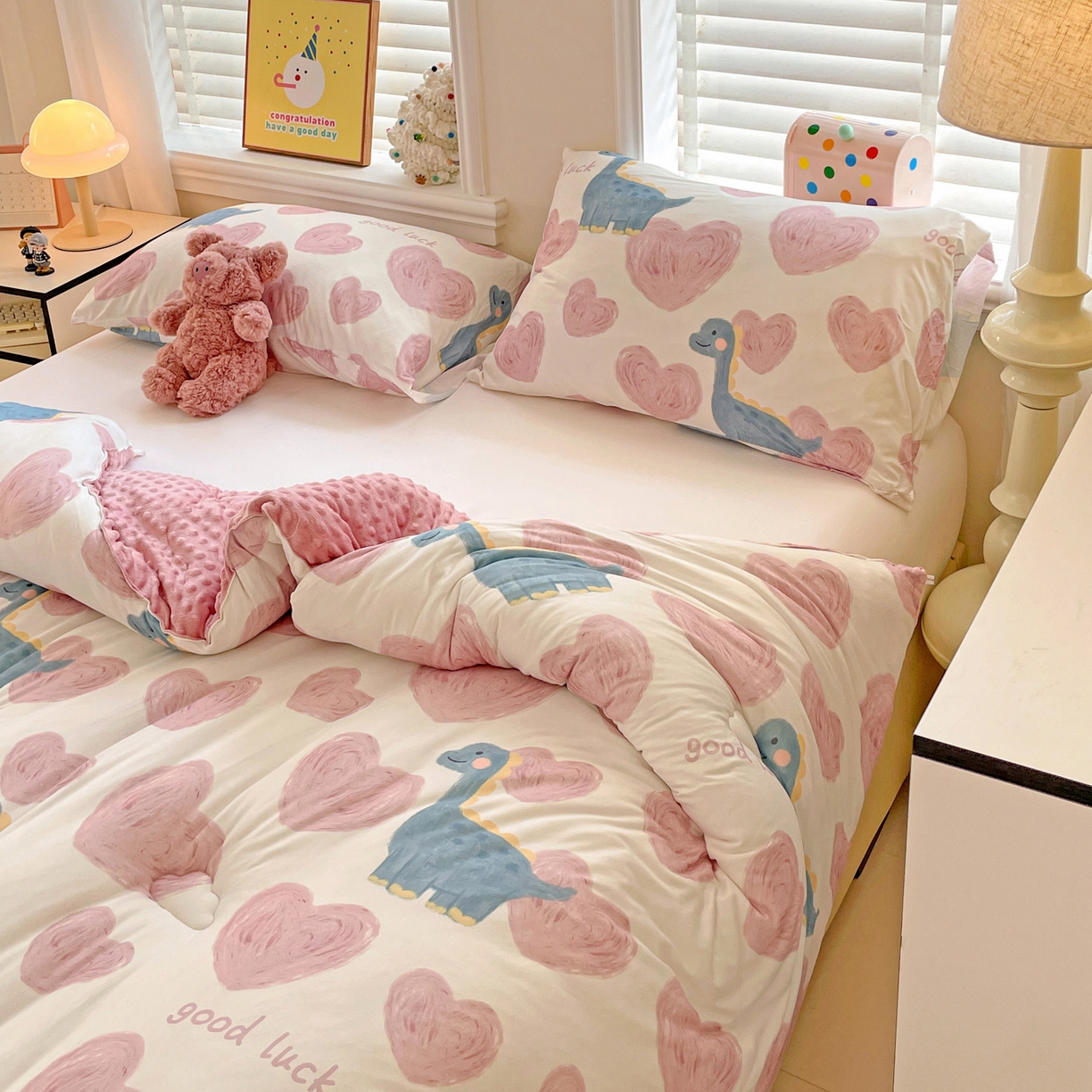 91家纺网 家纺一手货源 找家纺 小叮当家纺仓储工厂店 2025新款A类母婴级宝宝被子牛奶丝针织棉豆豆被豆豆被子儿童婴童大豆被精品买家秀 爱心恐龙