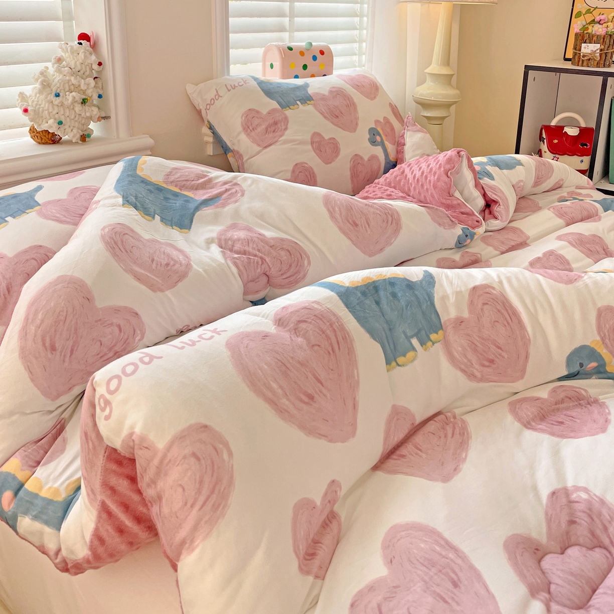 91家纺网 家纺一手货源 找家纺 小叮当家纺仓储工厂店 2025新款A类母婴级宝宝被子牛奶丝针织棉豆豆被豆豆被子儿童婴童大豆被精品买家秀 爱心恐龙